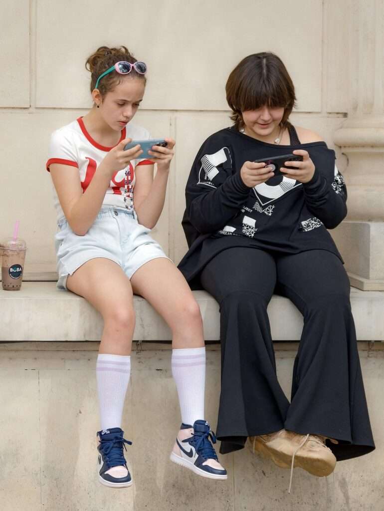 Dos chicas mirando el móvil